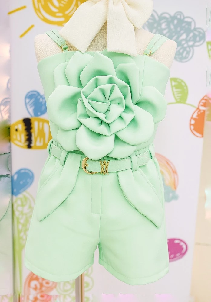 ✨ Coleção Blogueirinha Pato Pato Kids ✨ Cheia de estilo e conforto, a nova coleção traz conjuntos inspirados no mundo das mini blogueirinhas! 🌸👗 Peças modernas, leves e super confortáveis, perfeitas para as pequenas que amam estar na moda e brilhar em qualquer ocasião. 💖 Disponível nos tamanhos 04 e 06 anos, com modelos que combinam charme, tendência e o jeitinho divertido das crianças. Porque ser fashion também é coisa de criança!